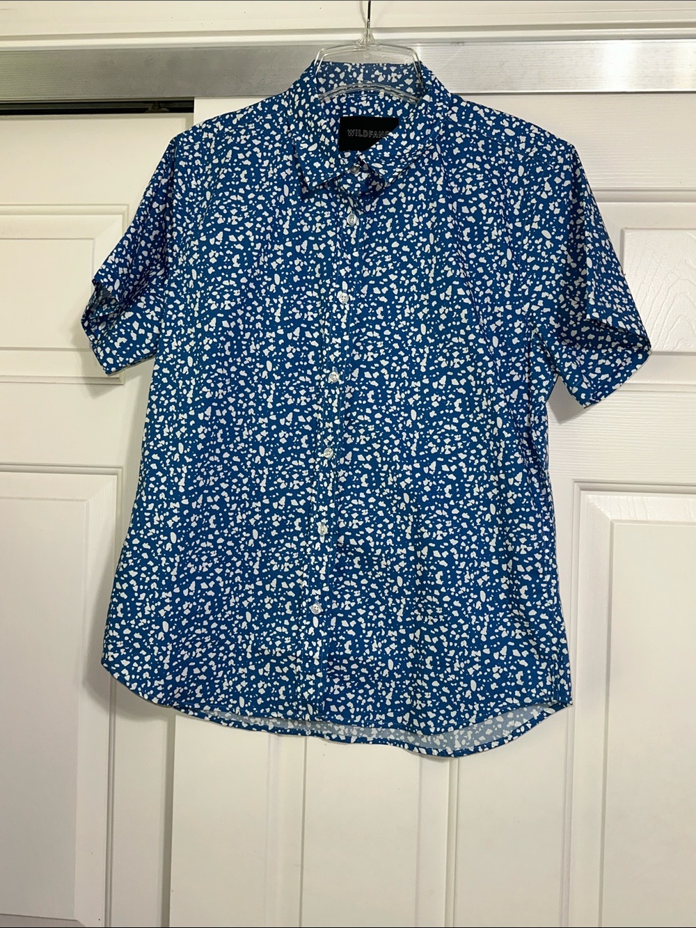 Wildfang Blue Short-Sleeve Button-Down with White Abstract Print